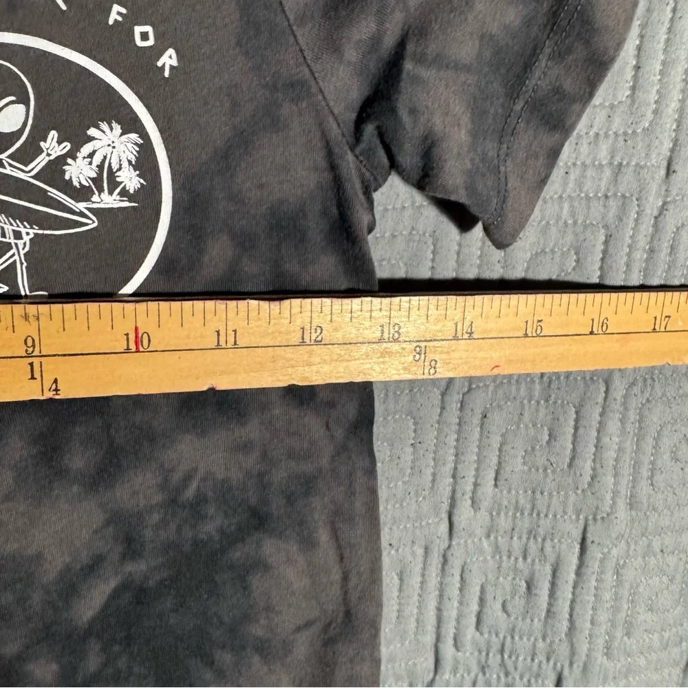 Osh Kosh Originals Boys T-Shirt Size 7 Surfing Alien Black Short Sleeve